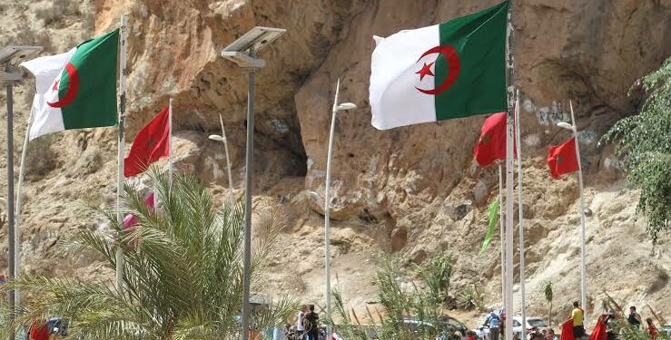 الجزائر تفرض التأشيرة على حاملي جوازات سفر مغربية